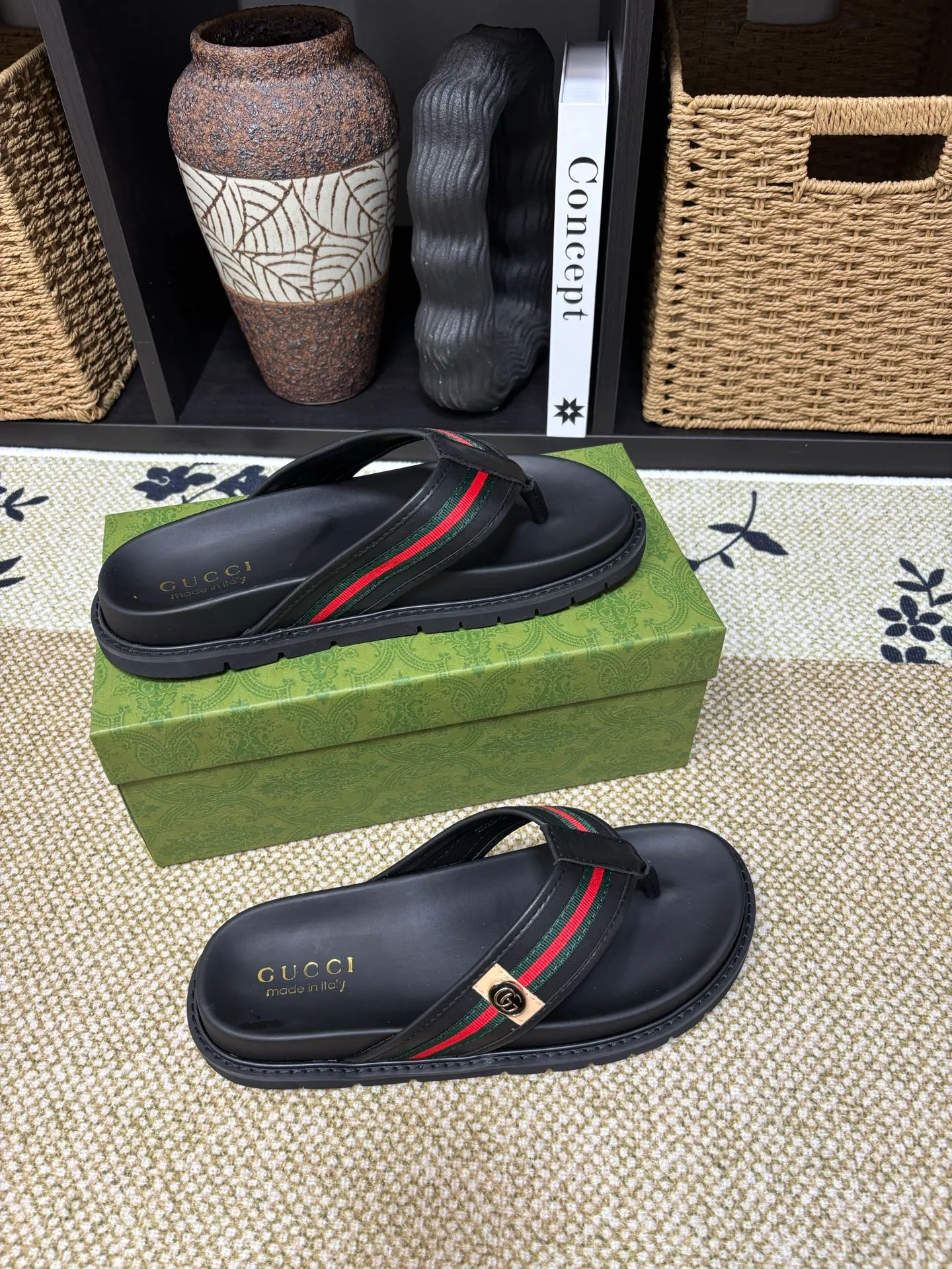 Factory 💰 300 yuan Gucci slippers] high-end men's shoes brand official website 1:1 latest masterpiece: original mold customization, the fabric is made of imported original materials, upgraded outsole, lighter and non-slip. The market's top quality, simple yet tasteful, a must-have for fashionistas, fashionable at your feet, full of confidence, the same style at the counter 👍The season of summer slippers is here. Code: 38-45 (45 customized)